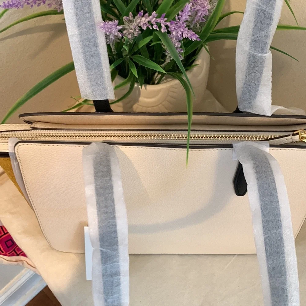 Tory Burch Robinson Colorblock Small Leather Tote
TORY BURCH - Picture 4 of 16